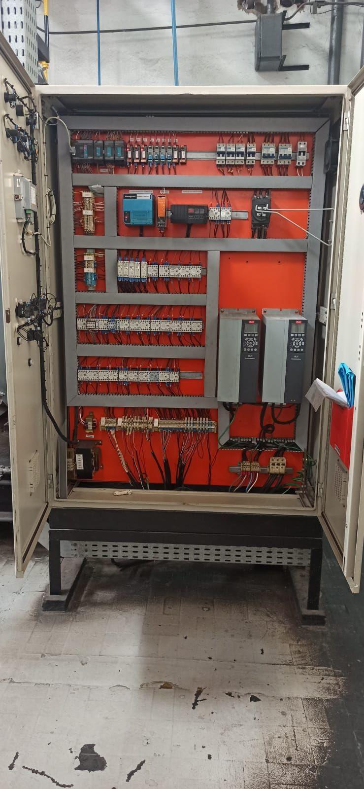 Montagem de painel elétrico industrial