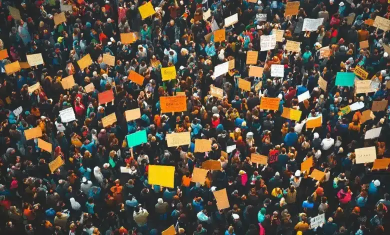 Protesto contra Milei: Torcidas e Aposentados Unem Forças